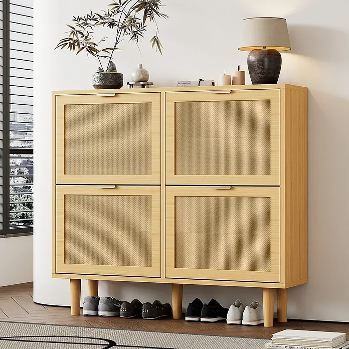 SONNENH Schuhschrank - Helle Eichenoptik - Schuhschrank aus hellem Holz mit Rattan-Türen und konischen Beinen, Schuhe darunter gelagert.
