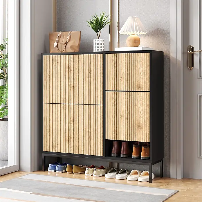 SONNENH Schuhschrank mit ausziehbarem Sitzhocker, Schwarz/Holzoptik -  - Schwarzer Schuhschrank mit Holzoptik und geriffelten Türen im Eingangsbereich, mit Schuhen und Deko.
