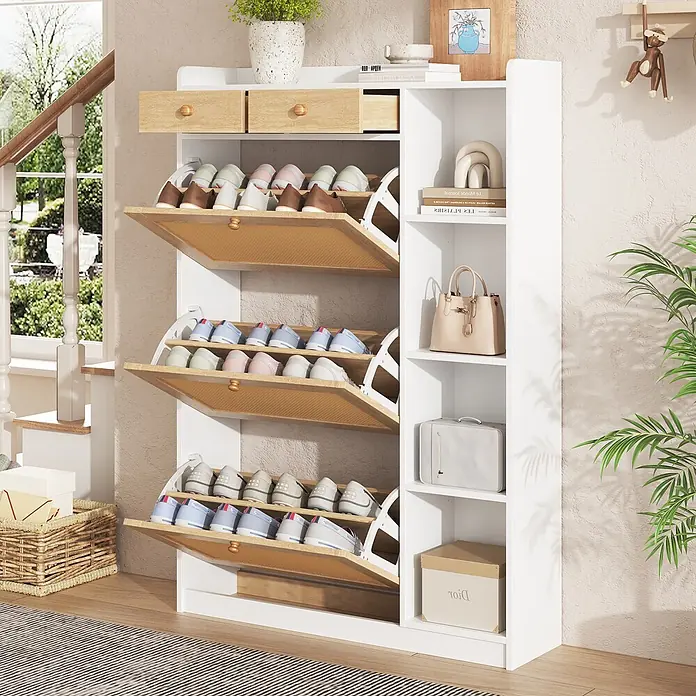 SONNENH Schuhschrank - Weiß/Natur - Weißer Schuhschrank mit hellen Holzschubladen und drei kippbaren Schuhfächern sowie Seitenregalen, in einem hellen Eingangsbereich.