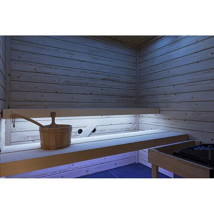 Karibu Elementsauna Corner - Mit Ofen, L x B x H: 170 x 196 x 202 cm - Helles Holzsauna-Interieur mit Bänken, blauer Akzentbeleuchtung, einem Holzeimer mit Schöpfkelle und einem Saunaofen.