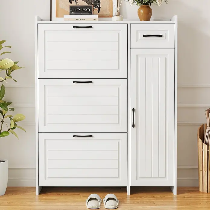 SONNENH Schuhschrank mit drei Klappfächern und Schublade, Weiß -  - Weißer Schuhschrank mit drei Kippfächern, einer Schublade und einem hohen Schrank, mit schwarzen Griffen. Hausschuhe stehen auf dem Holzboden.