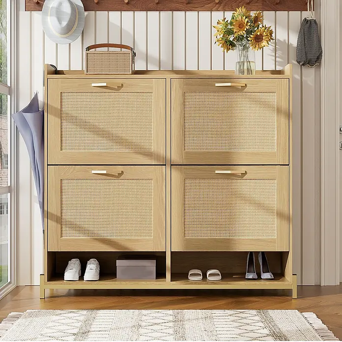 SONNENH Schuhschrank - Helle Eichenoptik - Schuhschrank aus hellem Holz mit Rattan-Paneelen, goldenen Griffen und Beinen, bietet Stauraum im Eingangsbereich.