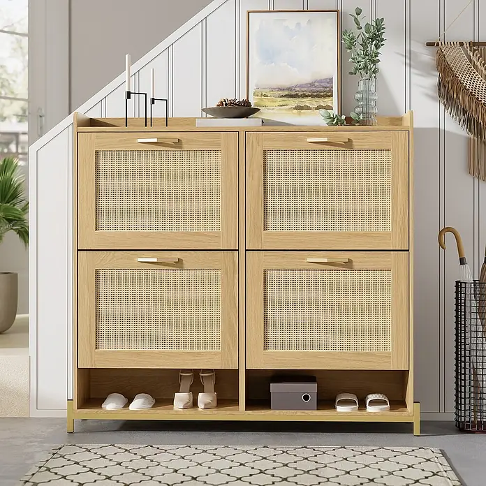 SONNENH Schuhschrank - Helle Eichenoptik - Schuhschrank aus hellem Holz mit Rattan-Türen und Goldfuß im Eingangsbereich, mit Schuhen und Deko.