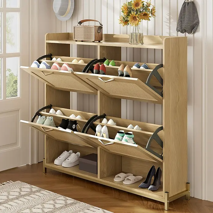 SONNENH Schuhschrank - Helle Eichenoptik - Schuhschrank aus hellem Holz mit Rattan-Paneelen und Goldbeinen, Kipptüren für Schuhaufbewahrung im Eingangsbereich.