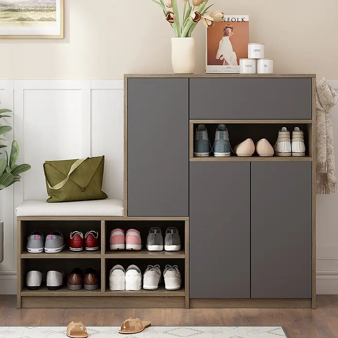 SONNENH Schuhschrank - Grau/Holzoptik - Schuhaufbewahrungsbank aus Holzmaserung und Dunkelgrau mit Fächern und gepolstertem Sitz, im Eingangsbereich mit Schuhen.