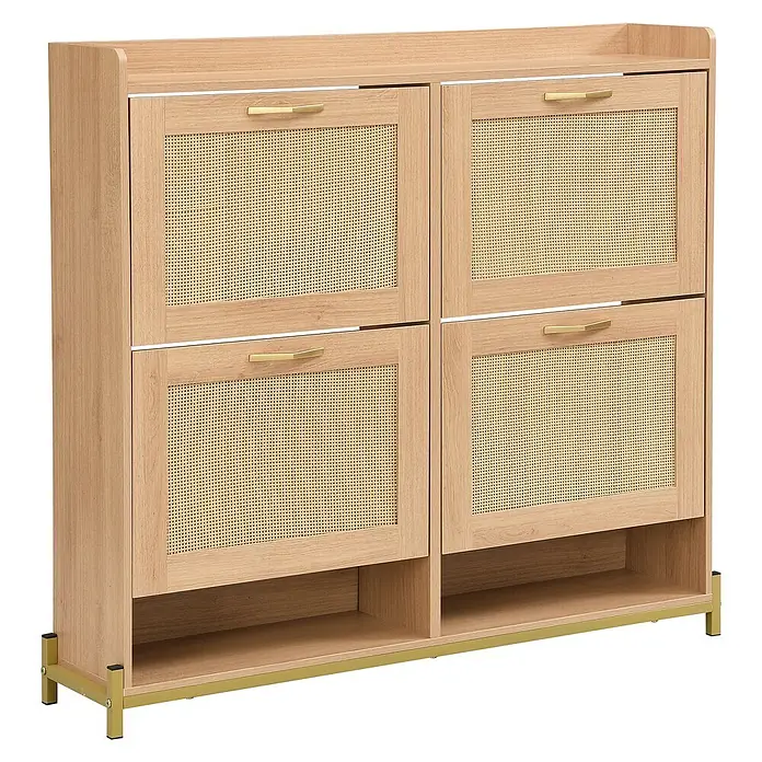 SONNENH Schuhschrank - Helle Eichenoptik - Schuhschrank aus hellem Holz mit vier Rattan-Klapptüren, goldfarbenen Griffen und zwei offenen unteren Fächern, auf goldenen Metallbeinen.