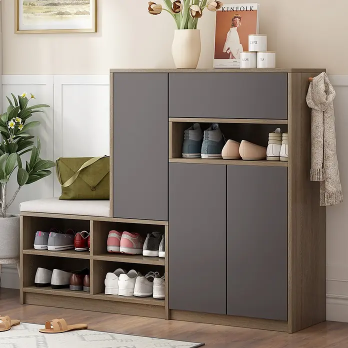 SONNENH Schuhschrank - Grau/Holzoptik - Holzmaserung und dunkelgraue Schuhaufbewahrungsbank mit offenen Fächern, geschlossenen Schränken und gepolsterter Sitzfläche für den Eingangsbereich.