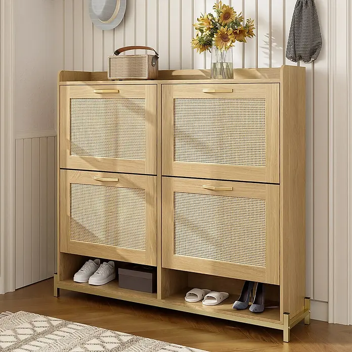 SONNENH Schuhschrank - Helle Eichenoptik - Helles Eichenholz-Schuhschrank mit Rattan-Türen und Goldakzenten im Flur, mit Schuhen und Deko.