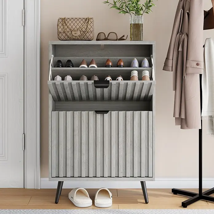 SONNENH Schuhschrank mit 2 Klappen und Rillenfront, Grau -  - Grauer Lattenrost-Schuhschrank im Eingangsbereich, mit Schuhen und Accessoires oben.
