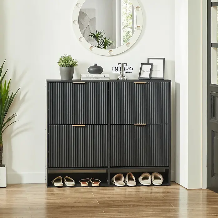 SONNENH Schuhschrank - Schwarz - Schwarzer Schuhschrank mit geriffelten Türen, goldenen Griffen und offenen Fächern für Schuhe im Eingangsbereich.