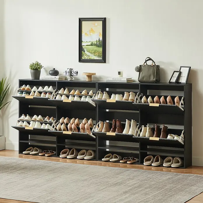 SONNENH Schuhschrank - Schwarz - Dunkelgrauer mehrstufiger Schuhschrank mit Klapptüren, der verschiedene Schuhe in einem Raum aufbewahrt.