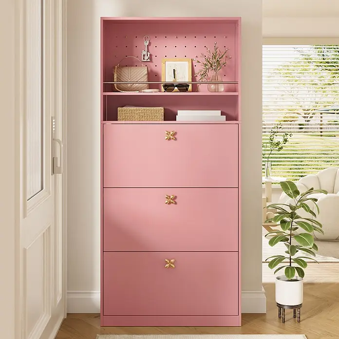 SONNENH Schuhschrank mit drei Klapptüren und Lochwand, Rosa -  - Hoher rosa Schuhschrank mit goldenen Schmetterlingsgriffen, offenen Fächern für Deko und drei Kippfächern für Schuhe im modernen Flur.