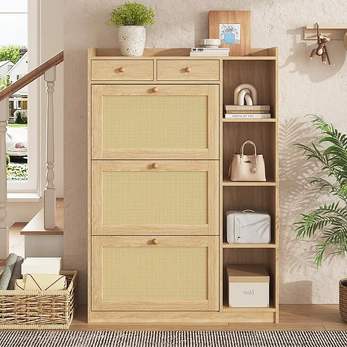 SONNENH Schuhschrank mit 3 Klappen und Seitenfächern, Natur -  - Heller Holzschuhschrank mit Rattantüren und Regalen im Flur platziert.