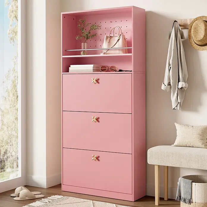SONNENH Schuhschrank mit drei Klapptüren und Lochwand, Rosa -  - Rosa Schuhschrank mit drei Kippfächern und offenem Regalaufsatz, mit goldenen blumenförmigen Griffen.