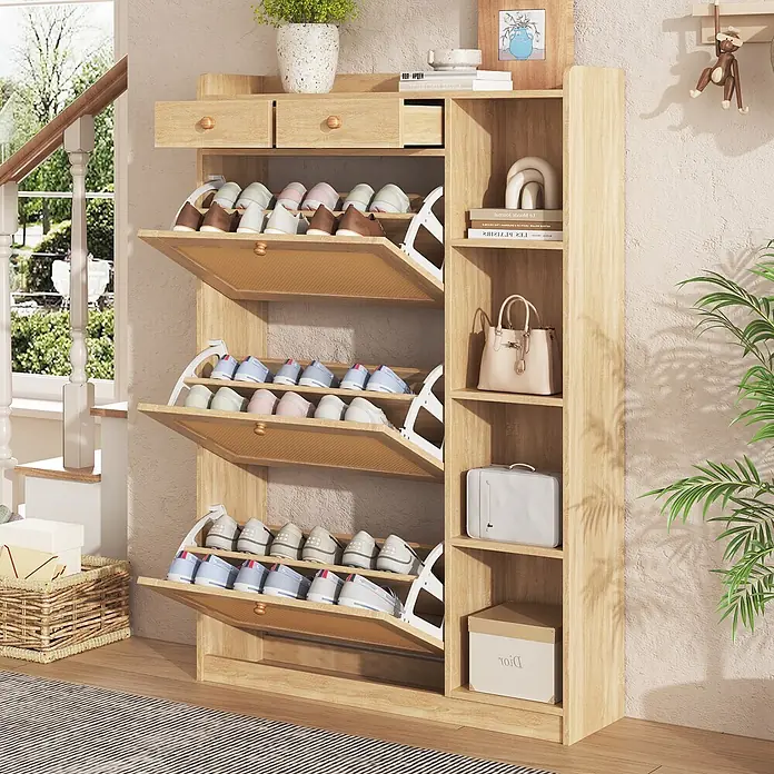 SONNENH Schuhschrank mit 3 Klappen und Seitenfächern, Natur -  - Heller Holzschuhschrank mit mehreren kippbaren Schuhfächern, zwei Schubladen und offenen Seitenregalen im Eingangsbereich.
