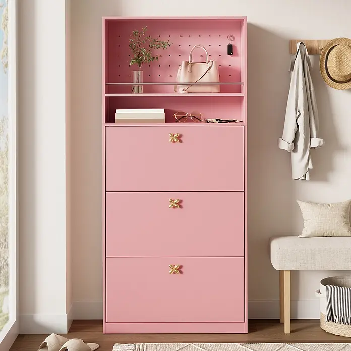 SONNENH Schuhschrank mit drei Klapptüren und Lochwand, Rosa -  - Rosafarbener Schuhschrank mit Lochwand oben, einem Regal und drei Schubladen mit goldenen Schmetterlingsgriffen, im Eingangsbereich platziert.