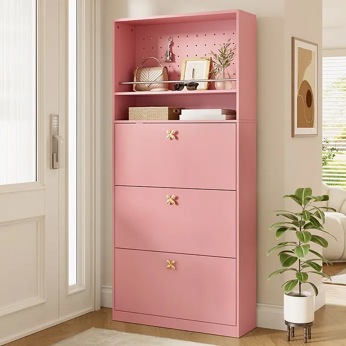 SONNENH Schuhschrank mit drei Klapptüren und Lochwand, Rosa -  - Rosafarbener Flurschrank mit Lochwand, offenem Regal und drei kippbaren Schuhschubladen mit goldenen Blumengriffen.