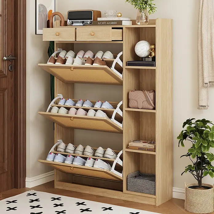 SONNENH Schuhschrank mit 3 Klappen und Seitenfächern, Natur -  - Helles Holz Schuhschrank mit drei kippbaren Schuhfächern, zwei oberen Schubladen und seitlichen Regalen, im Eingangsbereich gezeigt.
