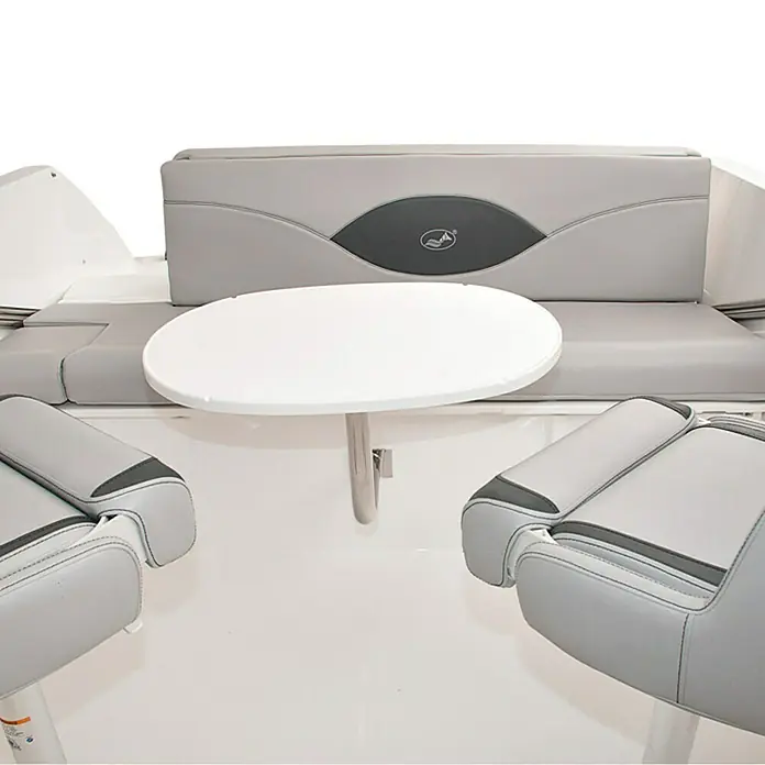 PEGAZUS GFK-Boot 550 Ready to Go 100 - Motorleistung: 73,6 kW, Geeignet für: Max. 6 Personen, Norm: CE-Klasse C - Nahaufnahme eines Bootscockpits mit weißem Tisch, grauen Sitzen mit schwarzen Akzenten und einer grauen Rückbank.