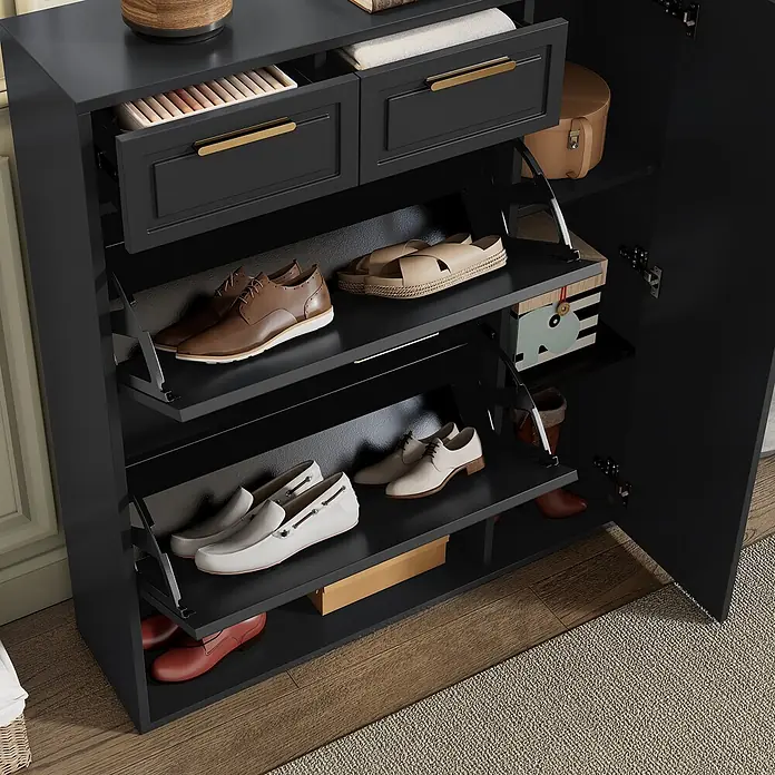 SONNENH Schuhschrank - Schwarz - Dunkelgrauer Schuhschrank mit goldenen Griffen, ausklappbaren Schuhfächern und zwei oberen Schubladen zur Aufbewahrung. Schuhe und Accessoires sind sichtbar.