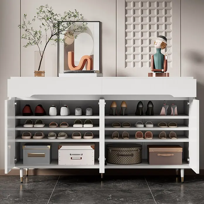 SONNENH Schuhschrank - Weiß/Gold - Weißer Schuhschrank mit goldenen Beinen, gefüllt mit Schuhen und Aufbewahrungsboxen, in einem modernen Eingangsbereich.
