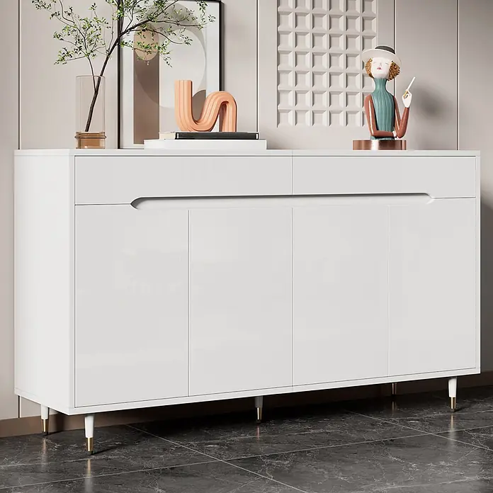 SONNENH Schuhschrank - Weiß/Gold - Weißes, glänzendes Sideboard mit eleganten goldfarbenen Beinen, Schubladen und Türen zur Aufbewahrung, dekoriert mit modernen Objekten.