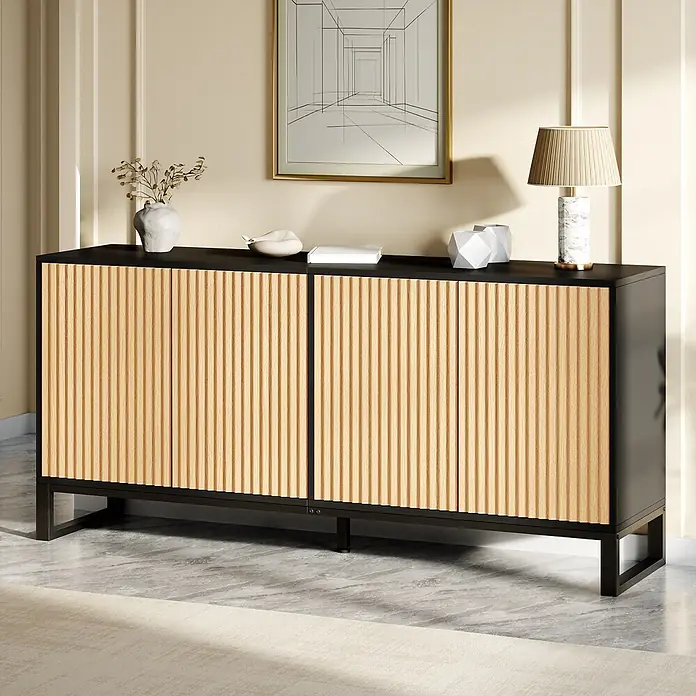 SONNENH Schuhschrank - Schwarz/Natur - Schwarzes Sideboard mit hellen geriffelten Holztüren, dient als stilvolle Aufbewahrung und Präsentation von Dekorationsartikeln.