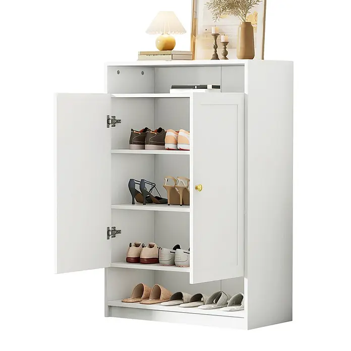 SONNENH Schuhschrank - Weiß - Ein weißer Holzschuhschrank mit offenen Türen, der Regale voller Schuhe und Hausschuhe zeigt. Eine Lampe und Dekoartikel stehen oben.