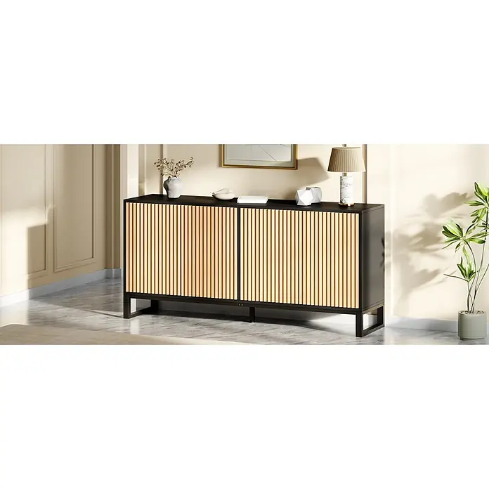 SONNENH Schuhschrank - Schwarz/Natur - Schwarzes und helles Sideboard mit Holzlamellen in einem modernen Raum mit Deko, bietet stilvollen Stauraum.