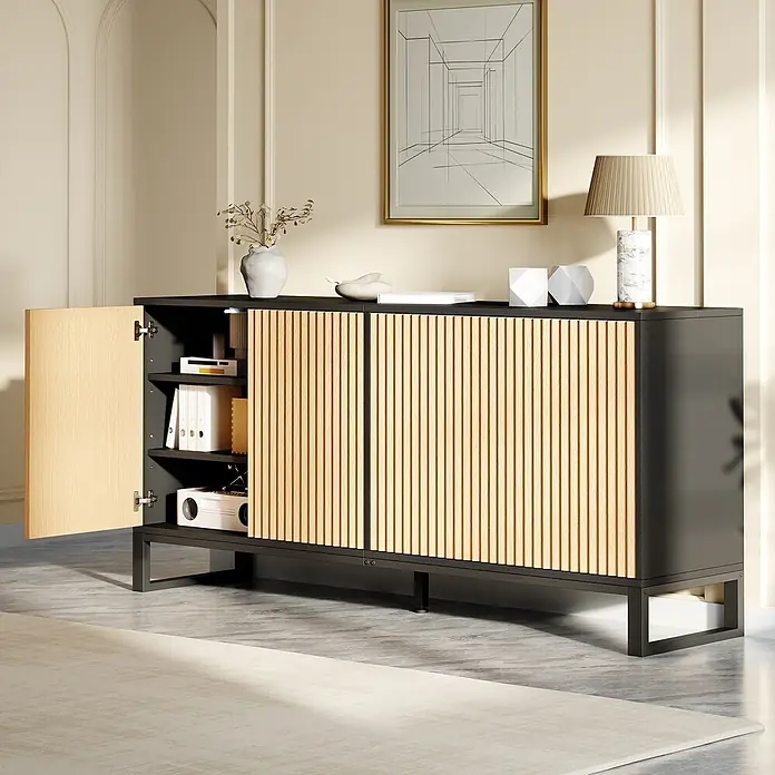 SONNENH Schuhschrank - Schwarz/Natur - Ein stilvolles schwarzes Sideboard mit Lamellentüren aus Holz, eine offen, steht in einem hellen Raum mit Deko.
