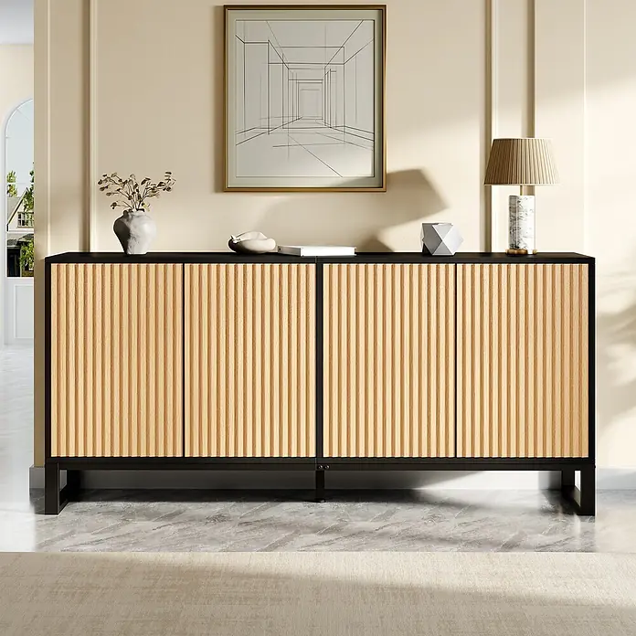 SONNENH Schuhschrank - Schwarz/Natur - Schwarzes Sideboard mit geriffelten Naturholzfronten in einem Raum, dekoriert mit Lampe und Kunst.