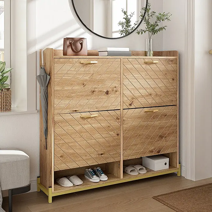 SONNENH Schuhschrank mit vier Klappfächern, Holzoptik -  - Hölzerner Schuhschrank mit Chevron-Muster, Messinggriffen und goldenem Metallfuß, im Eingangsbereich zur Schuhaufbewahrung genutzt.