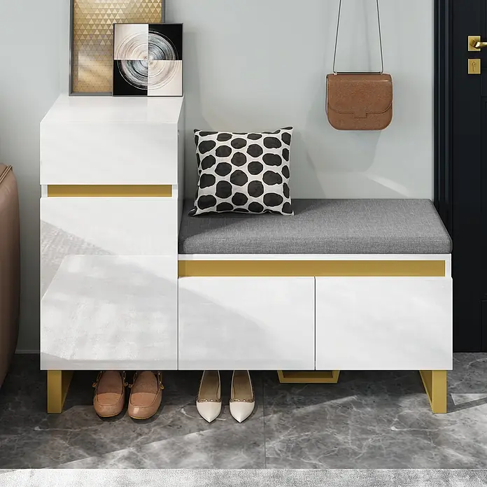SONNENH Schuhschrank mit Sitzpolster und Schublade, Weiß/Grau -  - Weißer Schuhschrank mit Sitzbank für den Eingangsbereich, Goldakzenten, grauem Polstersitz und gemustertem Kissen, Schuhe darunter.