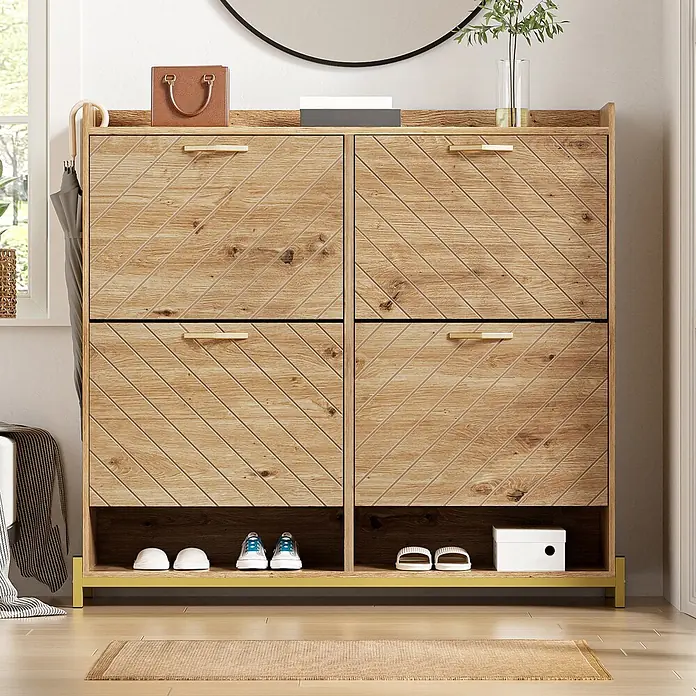 SONNENH Schuhschrank mit vier Klappfächern, Holzoptik -  - Hölzerner Schuhschrank mit vier strukturierten Türen und offenem Regal, im Eingangsbereich mit Schuhen und Accessoires.