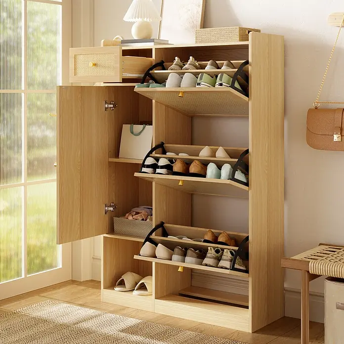 SONNENH Schuhschrank - Natur - Heller Holzschuhschrank mit Rattan-Akzenten, mit einer Schublade, offenen Regalen und kippbaren Fächern zur Schuhaufbewahrung im Eingangsbereich.
