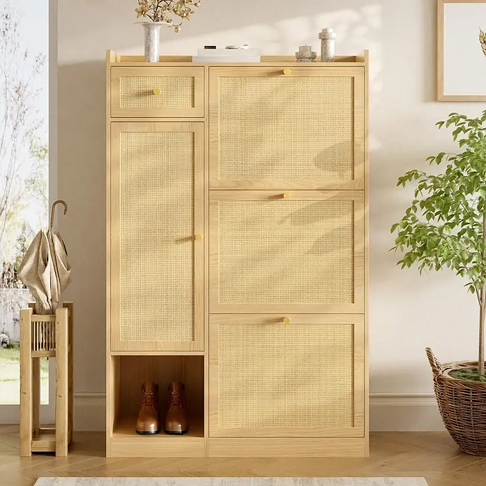SONNENH Schuhschrank - Natur - Ein hellbrauner Holzschuhschrank mit Rattan-Türen und goldenen Knöpfen, mit mehreren Fächern und einem offenen Stiefelbereich.