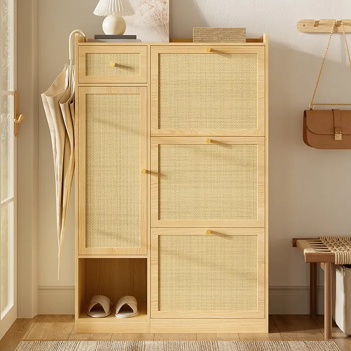 SONNENH Schuhschrank - Natur - Helles Holz Garderobenschrank mit Rattan-Einsätzen, zeigt Regenschirmhaken und Schuhfach mit Hausschuhen.