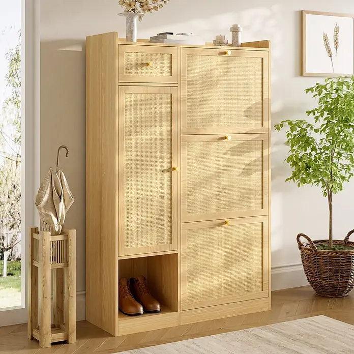 SONNENH Schuhschrank - Natur - Heller Holzschuhschrank mit Rattantüren und einer Schublade, goldene Griffe, im Eingangsbereich.