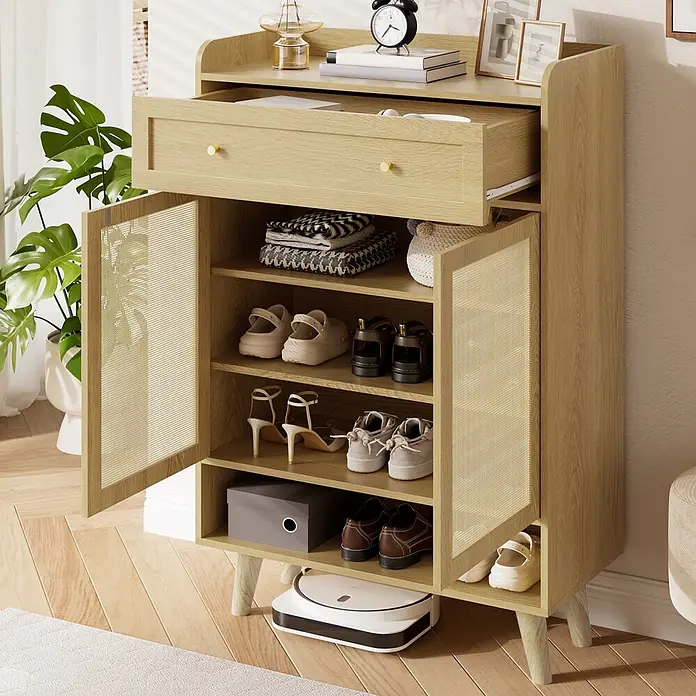 SONNENH Schuhschrank - Helle Eichenoptik - Heller Holzschuhschrank mit Rattan-Türen, einer oberen Schublade und offenen Regalen mit Schuhen in einem Wohnambiente.