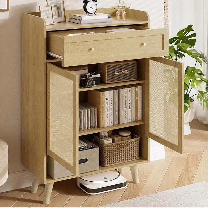 SONNENH Schuhschrank - Helle Eichenoptik - Heller Holzschrank mit Schublade, Regalen und Rattantüren, gefüllt mit Büchern, Deko und einem Saugroboter.