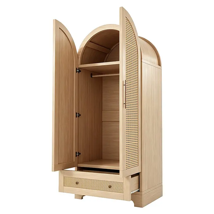 SONNENH Kleiderschrank - Natur - Heller Holzschrank mit gewölbten Türen, Rattan-Paneelen, offener Tür mit Regalen und Kleiderstange sowie einer geöffneten Schublade.