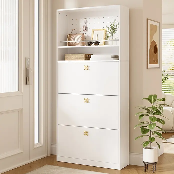 SONNENH Schuhschrank - Weiß - Weißer Garderobenschuhschrank mit drei kippbaren Fächern und offenem oberen Regal mit Lochwand und goldenen Blumengriffen.
