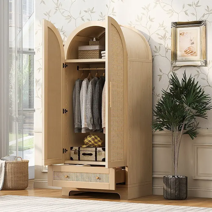 SONNENH Kleiderschrank - Natur - Heller Holzschrank mit Rattantüren und -schublade, geöffnet, um Kleidung und Stauraum zu zeigen.