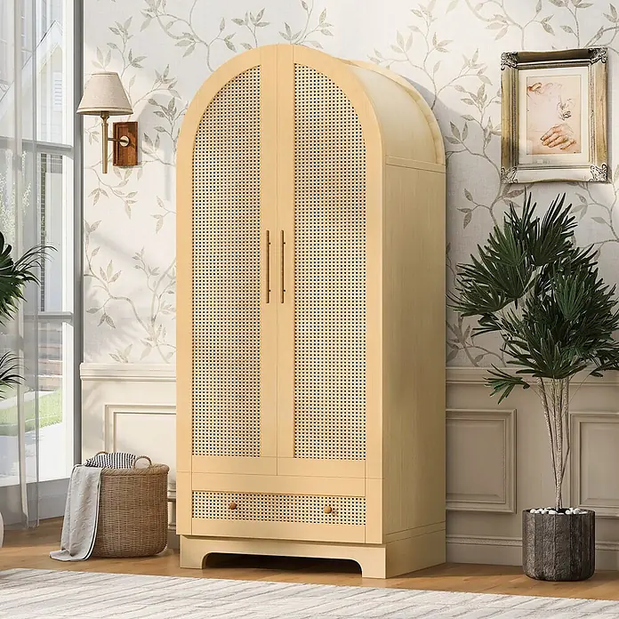 SONNENH Kleiderschrank - Natur - Heller Holzschrank mit gewölbter Oberseite, Rattantüren und Bodenschublade.