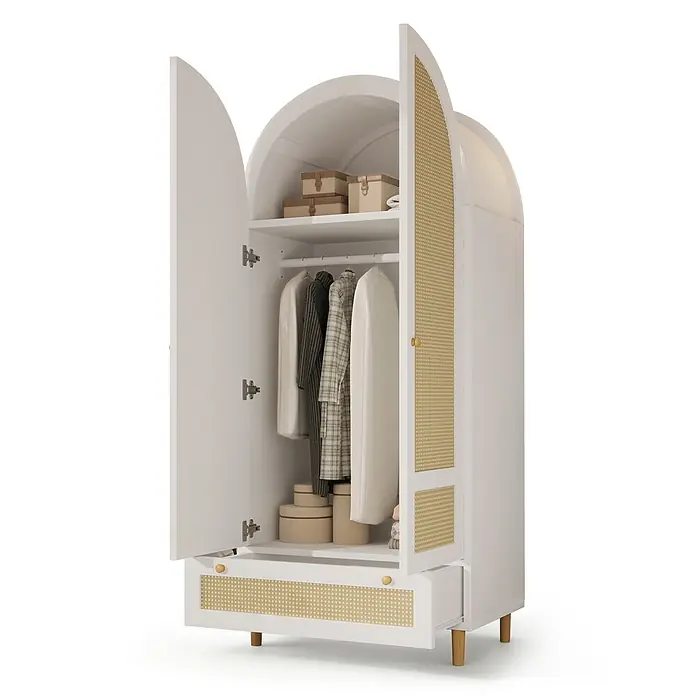 SONNENH Kleiderschrank - Weiß/Natur - Weißer Kleiderschrank mit gewölbten Türen und Rattan-Details, offen mit Kleiderstange, Regalen und Schublade.