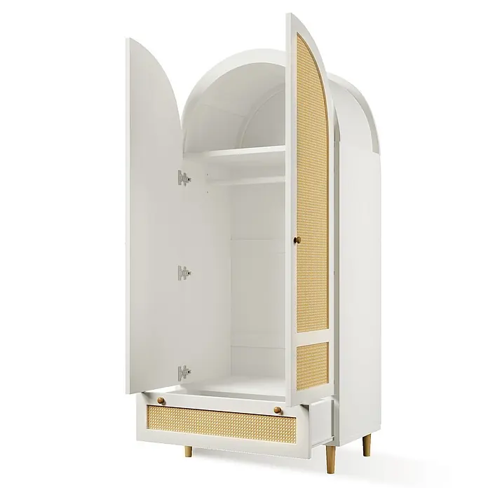 SONNENH Kleiderschrank - Weiß/Natur - Weißer Kleiderschrank mit gewölbter Oberseite und Rattangeflecht. Türen und Schublade sind geöffnet, zeigen Fächer und Kleiderstange.
