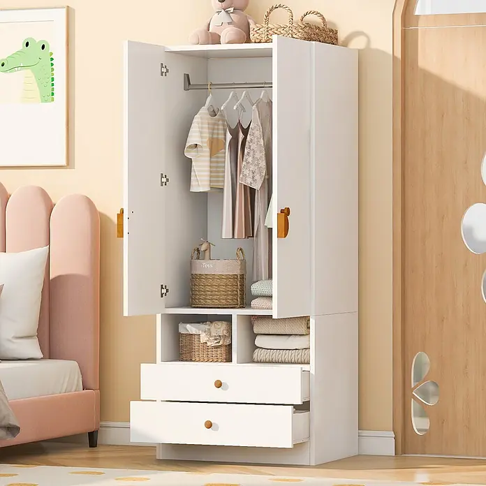 SONNENH Kleiderschrank - Weiß - Weißer Kleiderschrank mit Holzgriffen, geöffnet mit hängender und gefalteter Kleidung sowie zwei Schubladen, in einem Kinderzimmer.