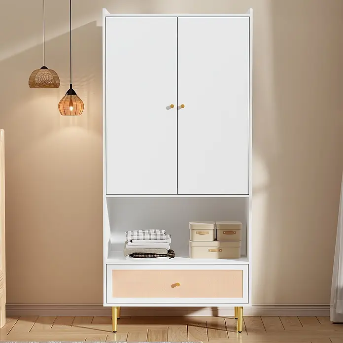 SONNENH Kleiderschrank mit Flechtschublade, Weiß/Natur -  - Weißer Schrank mit Doppeltüren, offenem Fach, Rattanschublade mit goldenem Griff und goldenen Beinen, in einem Zimmer stehend.