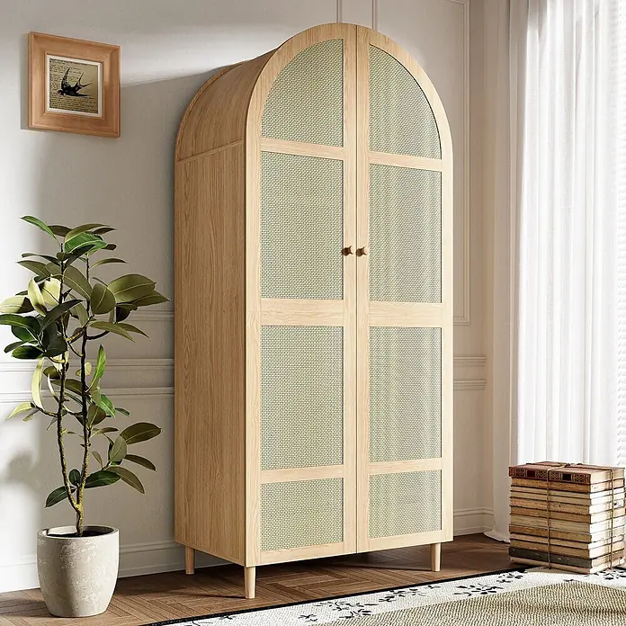 SONNENH Kleiderschrank mit Bogentüren und Rattangeflecht, Natur -  - Heller Holzschrank mit gewölbter Oberseite und Rattantüren, steht in einem gemütlichen Raum und bietet stilvollen Stauraum.