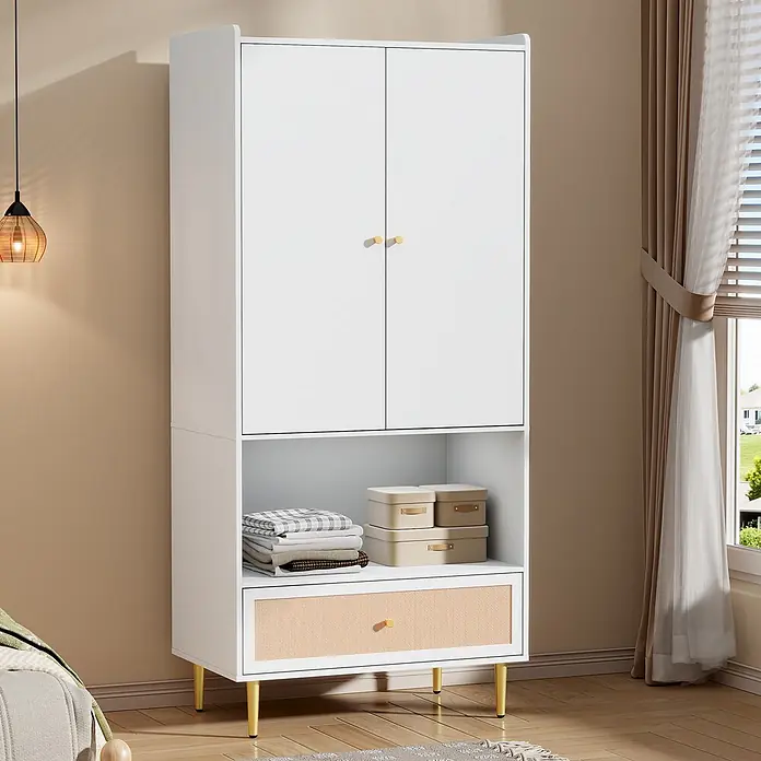 SONNENH Kleiderschrank mit Flechtschublade, Weiß/Natur -  - Weißer Kleiderschrank mit zwei Türen, einem offenen Fach und einer Rattan-Schublade auf goldenen Beinen.